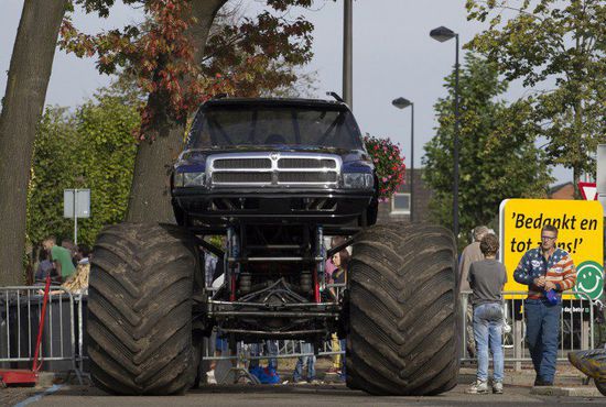 荷蘭“怪物卡車秀”一卡車沖入人群 致2死18傷 荷蘭“怪物卡車秀”一卡車沖入人群 致2死18傷