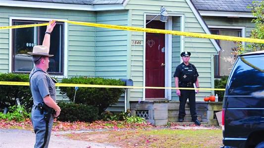 8日，紐約州當(dāng)?shù)鼐旆怄i案發(fā)現(xiàn)場(chǎng)。