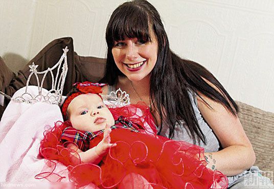 柯林斯在女兒盧娜6個(gè)月大時(shí)，便讓女兒參加選美。