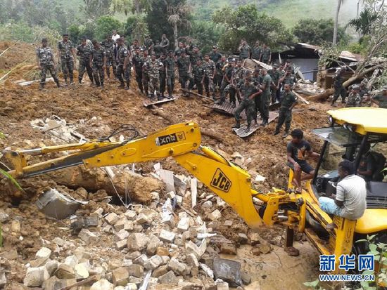 　10月29日，斯里蘭卡救援部隊抵達山體滑坡災區(qū)展開救援。