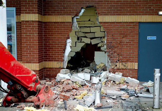 劫匪利用挖掘機(jī)的機(jī)械臂移走ATM機(jī)，留下滿(mǎn)地狼藉