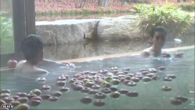 一個(gè)個(gè)蘋果漂浮在浴槽內(nèi)（NHK網(wǎng)頁(yè)截圖）。