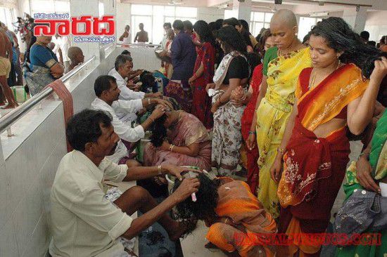 亮瞎眼！印寺廟朝圣日每天為2萬(wàn)人剃光頭