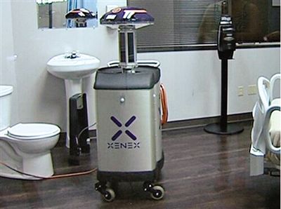 可通過發(fā)射紫外線對房間消毒的機器人。 可通過發(fā)射紫外線對房間消毒的機器人。