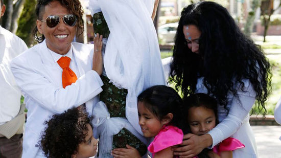 哥倫比亞一男子與樹結婚 倡導環(huán)境保護(組圖)