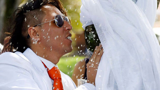 哥倫比亞一男子與樹結婚 倡導環(huán)境保護(組圖)