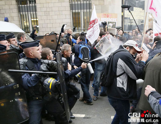 　　當?shù)貢r間2014年11月27日，法國巴黎，法國農(nóng)民帶綿羊在埃菲爾鐵塔附近抗議，要求環(huán)保部門采取有效措施解決狼群襲擊羊群問題?！D片來源：TRICK KOVARIK/CFP