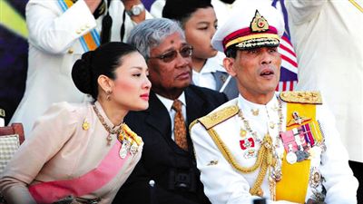 蒙西拉米左與哇集拉隆功王儲(chǔ)右一同參加活動(dòng)。