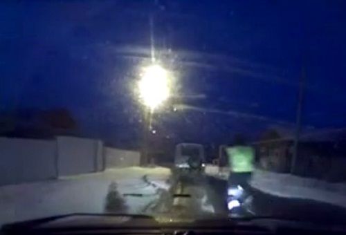 警車追逐中仍未追上可疑汽車，此時令人震驚的一幕出現(xiàn)，一名警察從警車中跳出來，向可疑車輛跑去。