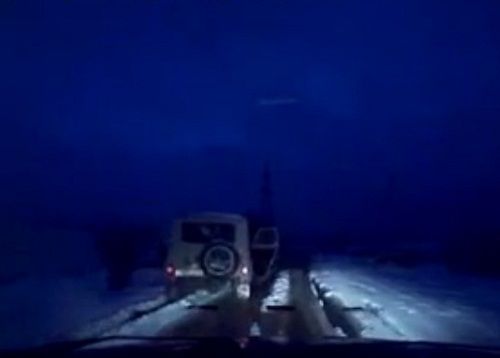 　　警察成功打開可疑汽車的車門并登上汽車，司機見狀立即停車及棄車逃走，警察則下車?yán)^續(xù)追捕司機。