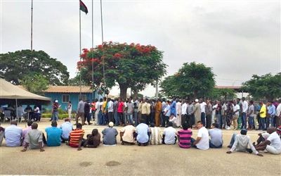 19日，安哥拉一檢查點抓扣大量外國人并查驗證件。