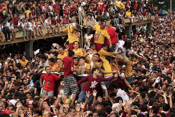 2011年“黑耶穌節(jié)”上，無數(shù)信徒希望觸摸到黑色耶穌雕像。