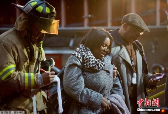 當(dāng)?shù)貢r(shí)間1月12日，美國(guó)華盛頓市中心朗方廣場(chǎng)站突然冒出濃煙，事件導(dǎo)致一名女性喪生。