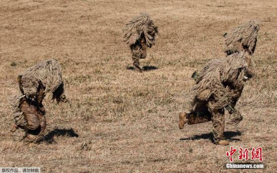 資料圖：當(dāng)?shù)貢r間2015年1月11日，日本船橋市，日本自衛(wèi)隊(duì)進(jìn)行新年軍演，大約500名軍人和24架飛機(jī)參與了本次演習(xí)。 視頻：日本敲定史上最大規(guī)模國防預(yù)算費(fèi)來源:央視軍事農(nóng)業(yè)