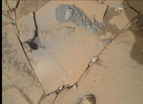 圖為在“好奇”號(hào)鉆孔過(guò)程中拍攝的照片 圖為在“好奇”號(hào)鉆孔過(guò)程中拍攝的照片