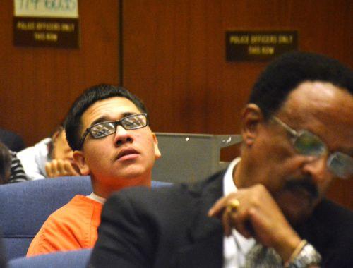 嫌犯奧丘阿（后）與嫌犯卡門的公辯律師漢彌爾頓在初審法庭上。