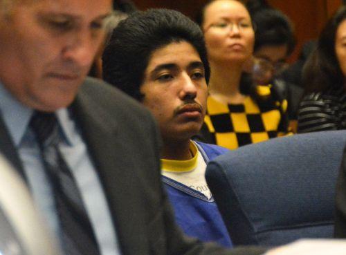 嫌犯卡門（中）在初審法庭上。（僑報網(wǎng)：圖片由法庭指定攝影師提供）