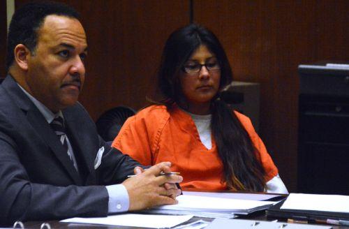 嫌犯卡門（中）在初審法庭上。（僑報網(wǎng)：圖片由法庭指定攝影師提供）