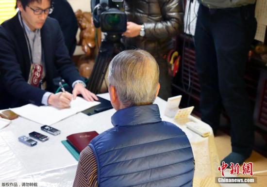 當(dāng)?shù)貢r(shí)間1月25日，日本千葉市，日本遭“伊斯蘭國”綁架人質(zhì)湯川遙菜的父親接受媒體采訪。伊斯蘭國武裝(IS)24發(fā)布視頻顯示，其中一位被綁架日本人質(zhì)湯川遙菜(Haruna Yukawa)已經(jīng)被該組織殺害。日本政府表示將驗(yàn)證視頻的真實(shí)性。 視頻：關(guān)注日本人質(zhì)事件：極端組織視頻顯示一人質(zhì)已遭殺害來源:央視新聞