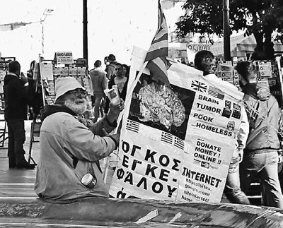 自債務(wù)危機(jī)爆發(fā)以來(lái)，希臘承諾實(shí)施以減薪、增稅、裁員和私有化為主要內(nèi)容的緊縮和改革政策。一系列的緊縮措施使民眾生活受到嚴(yán)重影響，約1/4的家庭陷入貧困。圖為今年1月希臘大選期間，在雅典市中心國(guó)會(huì)大廈前廣場(chǎng)乞討的老人。