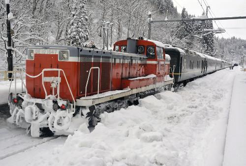 JR一臥鋪特急列車，因大雪在JR奧羽線津輕湯站附近拋錨，約130名乘客不得不在車上過夜。