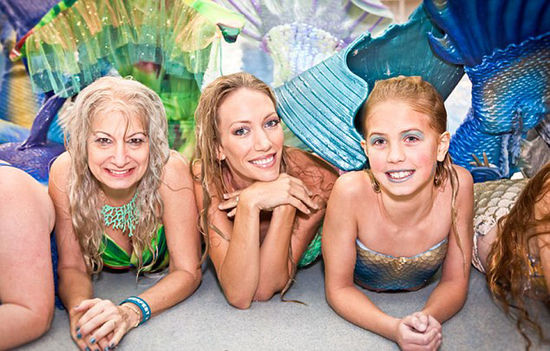 一年一度的Merfest大會(huì)在美國(guó)凱里舉行，數(shù)百男女齊聚那里慶祝成為“人魚(yú)”。（網(wǎng)頁(yè)截圖）