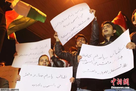 約旦軍方宣布，被極端組織“伊斯蘭國”劫為人質(zhì)的飛行員卡薩斯貝已遭殺害，憤怒的抗議群眾聚集首都安曼。 視頻：約旦政府談人質(zhì)遇害：一定會(huì)做出強(qiáng)有力回?fù)魜碓?央視新聞