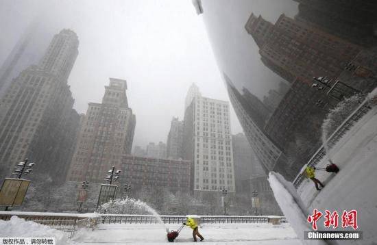 當(dāng)?shù)貢r(shí)間2015年2月1日，美國(guó)芝加哥，當(dāng)?shù)赜瓉?lái)今冬最強(qiáng)降雪。