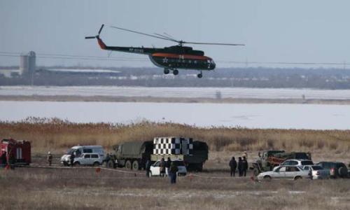 圖片說明：當(dāng)?shù)貢r間2月11日，一架俄羅斯蘇—24轟炸機(jī)在著陸過程中墜毀，救援人員正在偵察失事區(qū)域。(