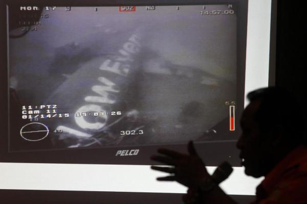 這是1月14日新加坡國防部長黃永宏在其社交網(wǎng)站上傳的亞航失事航班QZ8501機身照片。