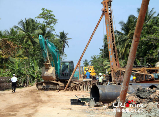 　斯里蘭卡南部鐵路項(xiàng)目施工現(xiàn)場。一臺打樁機(jī)正在進(jìn)行鐵路橋橋墩作業(yè)。(攝影：孫洋)