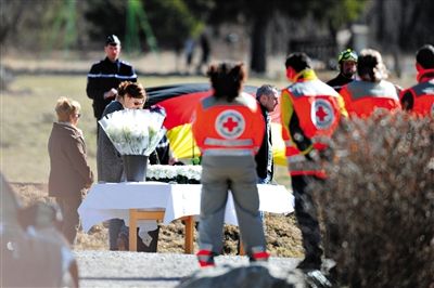 29日，法國塞訥鎮(zhèn)，搜救人員和遇難者家屬一同向遇難者致哀。