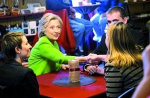 在宣傳片中，希拉里熱情地與三名“普通美國人”交談。