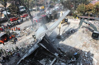 7月1日，搜救人員在印尼軍機(jī)墜毀現(xiàn)場(chǎng)進(jìn)行搜救和清理工作。