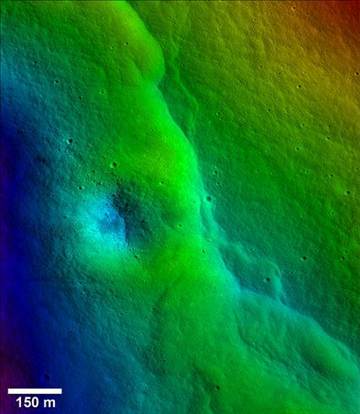不只月球引力影響地球，科學(xué)家借由月球表面數(shù)千的裂縫推斷，地球引力似乎正對(duì)月球表面造成嚴(yán)重影響