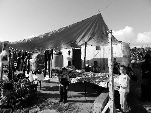 黎巴嫩一敘利亞難民營，難民支起攤鋪賣衣服掙錢。