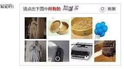 澎湃新聞?dòng)浾邚蔫F路上海站了解到，目前窗口售票采用的系統(tǒng)與12306網(wǎng)購(gòu)不同，購(gòu)票者通過身份證件的驗(yàn)證，即可購(gòu)票。根據(jù)往年經(jīng)驗(yàn)，每年臘月二十三到二十九的火車票最為緊俏，對(duì)應(yīng)的網(wǎng)絡(luò)購(gòu)票日期為12月4日至10日，春運(yùn)火車票搶票也進(jìn)入最白熱化的狀態(tài)。對(duì)此，鐵路部門提醒，如果沒能在第一時(shí)間買到票，旅客不妨在起售時(shí)間30分鐘后、開車前15天和開車前1天三個(gè)時(shí)間點(diǎn)“撿漏”，可能會(huì)有意外的收獲。