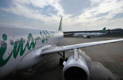 資料圖片：上海虹橋機(jī)場(chǎng)停靠的一架春秋航空客機(jī)。（圖片來(lái)源：路透社）