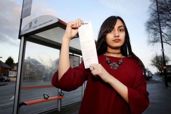 事發(fā)當(dāng)時(shí)薩迪克并未帶任何身份證件，無法證實(shí)自己真的只有15歲，百口莫辯的她，最后只好在全車乘客的注目下被趕下車和罰款，被迫走路回家。