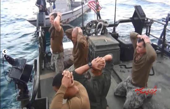 圖為美國大兵雙手抱頭，跪地道歉。