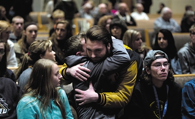 2月21日，美國密歇根州卡拉馬祖縣，連環(huán)槍擊案發(fā)生后，民眾在教堂禱告。
