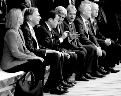 10日，七國(guó)外長(zhǎng)觀看日本傳統(tǒng)歌舞表演期間，美國(guó)國(guó)務(wù)卿克里與日本外相岸田文雄在交頭接耳