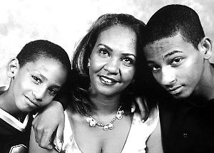 謝赫（右）和弟弟馬哈茂德（左）與母親合影。