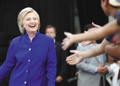 當(dāng)?shù)貢r(shí)間6日，美國加利福尼亞州長灘市，心情大好的希拉里與支持者互動(dòng)。 圖/CFP