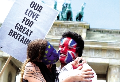 一對情侶用行動支持“留歐”。