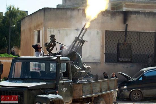 圖為反對派向政府軍的戰(zhàn)機開火。