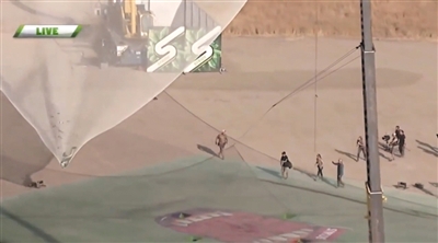 艾金斯成功落到一個(gè)1/3足球場(chǎng)大小的安全網(wǎng)上。