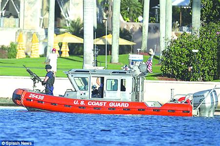 裝載了機(jī)關(guān)槍的海岸巡邏隊(duì)船只在來(lái)回巡邏 裝載了機(jī)關(guān)槍的海岸巡邏隊(duì)船只在來(lái)回巡邏