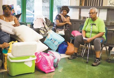 人們在美國佛羅里達(dá)州邁阿密的一個安置點休息。新華社發(fā)