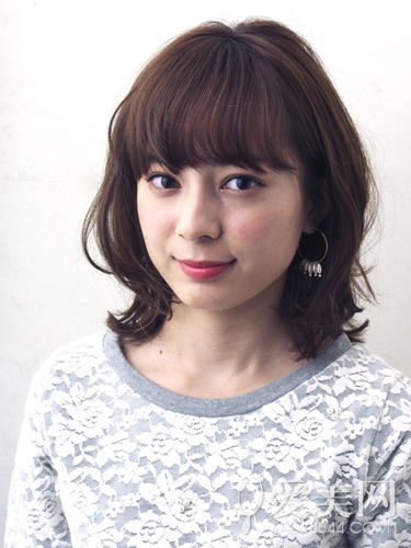 慵懶感小辮子盤發(fā) 簡單隨意顯俏皮 慵懶感小辮子盤發(fā) 簡單隨意顯俏皮